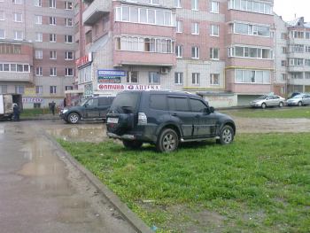 Парковка на газонах | Я седня был на Псковской, машин 10-15 заметил паркующихся на газонах. у144кк35 Паджеро4